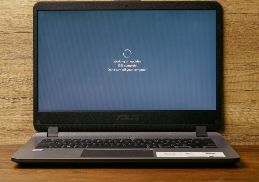 A picture of a windows laptop in its updating stage, saying do not turn off the computer.